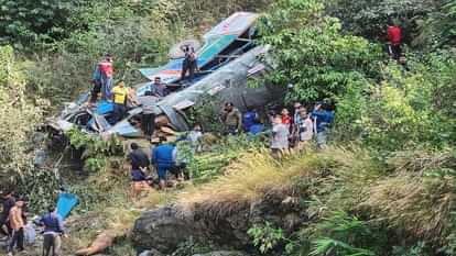 Almora Bus Accident: सात करोड़ मिले फिर भी लोनिवि ने नहीं लगाए क्रैश बैरियर, सीएम ने बैठाई जांच Almora Bus Accident Despite receiving 7 crore , PWD did not install crash barriers CM orders inquiry