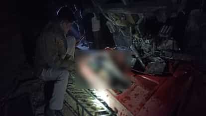 उत्तरकाशी समाचार ट्रक अनियंत्रित होकर सड़क से एक मकान की छत पर गिरा, चालक की मौत