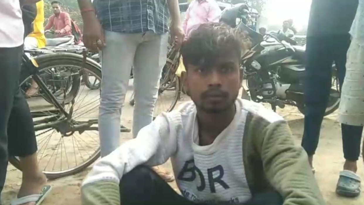 Pedestrians beat up a young man at ITI intersection in Deoria, accused of theft