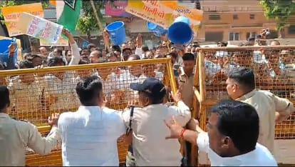 Ujjain News: Congressmen reached the mayor's bungalow with buckets in Ujjain protested