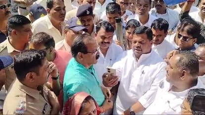 Ujjain News: Congressmen reached the mayor's bungalow with buckets in Ujjain protested