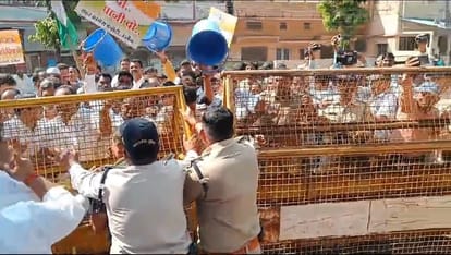 Ujjain News: Congressmen reached the mayor's bungalow with buckets in Ujjain protested