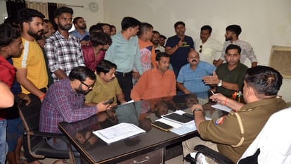 ऊपरकोट कोतवाली में एक तरफा कार्यवाही के विरोध में एसओ से बातचीत करते लोग