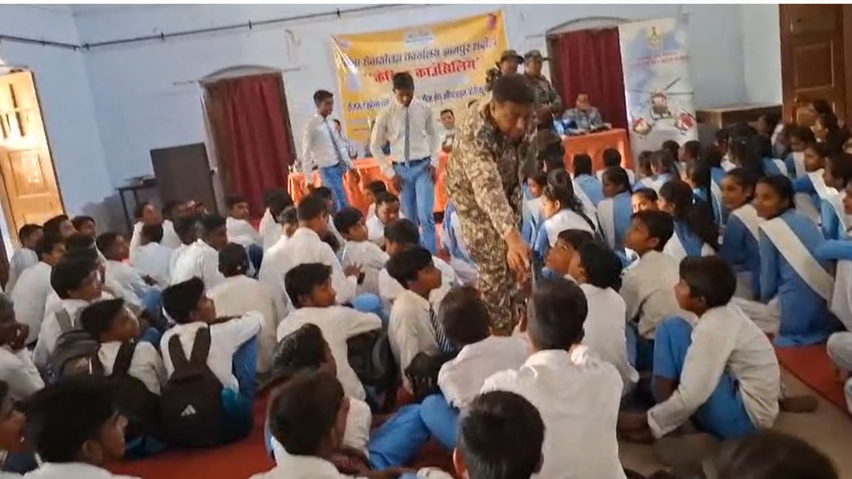 Wing Commander reached among the children gave information about Agniveer scheme to 500 children