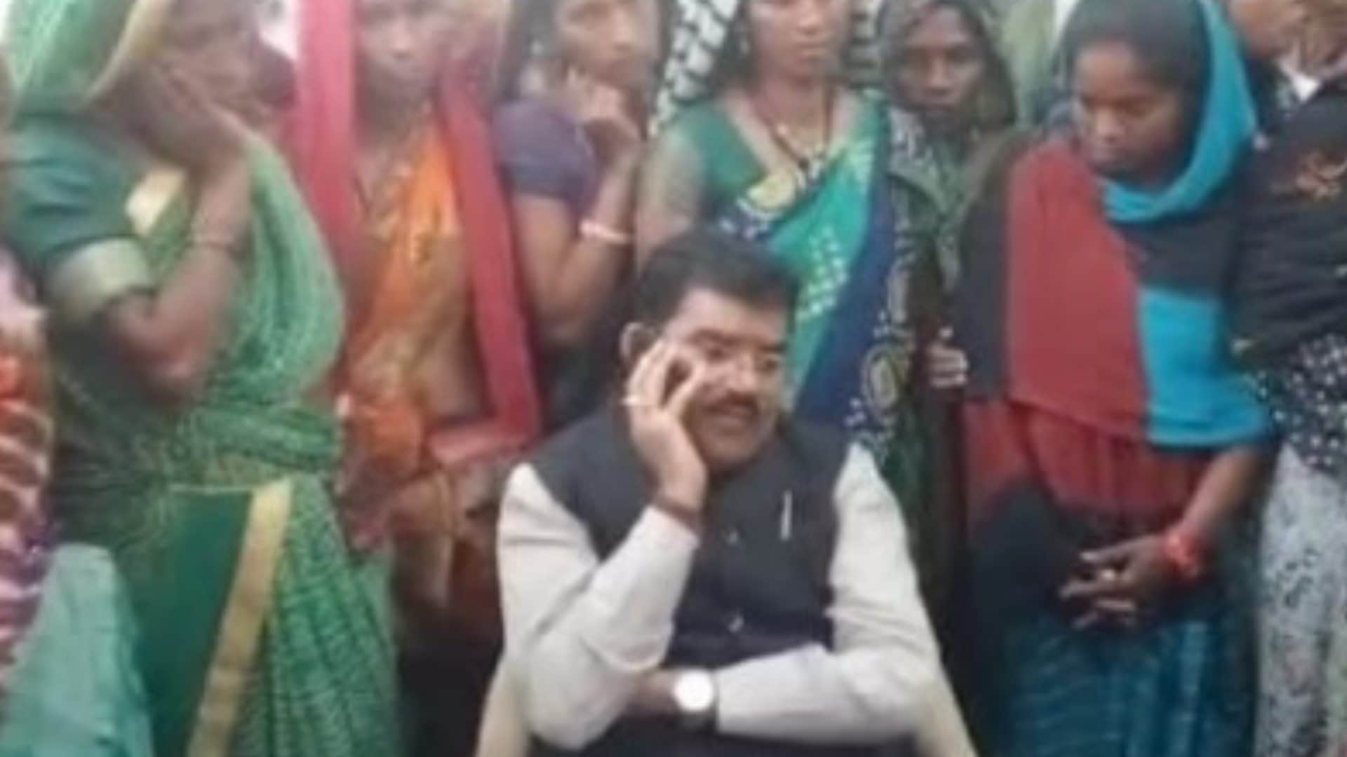 आईजी से बात करते सांसद