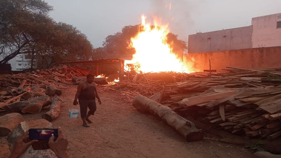 Wood worth lakhs of rupees burnt to ashes due to fire in a saw mill in Janjgir Champa