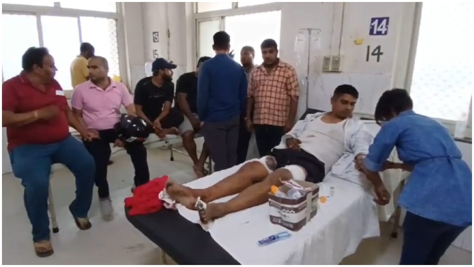 अस्पताल में भर्ती घायल भाजपा पार्षद।