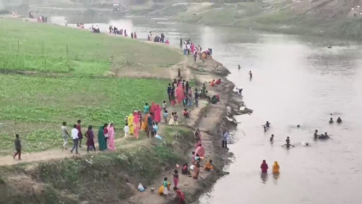 Chhath Mahaparv 2024: Women from Uttar Pradesh come to worship at ghats of Karmanasha river in Kaimur