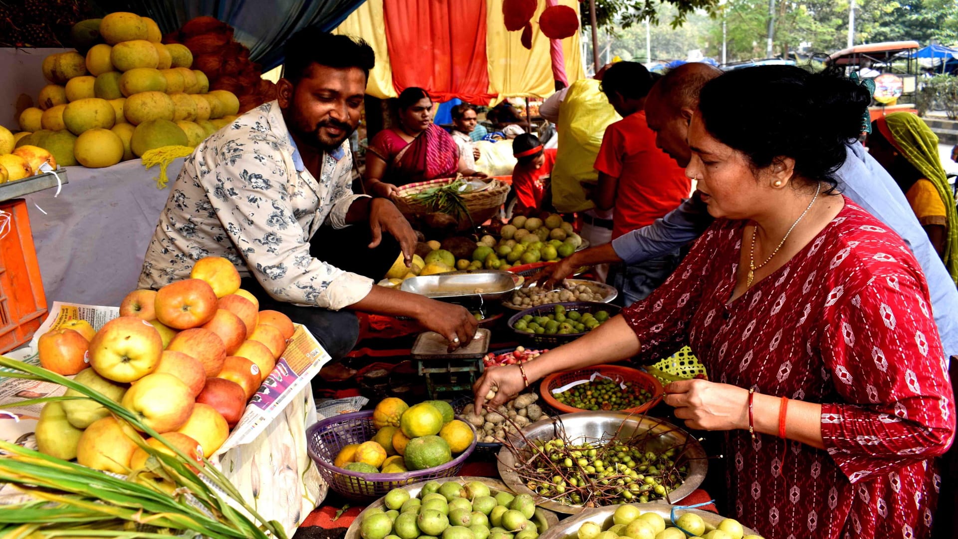 Tomorrow the first Arghya will be offered to the setting sun, Chhath festival scattered on the market and ghat