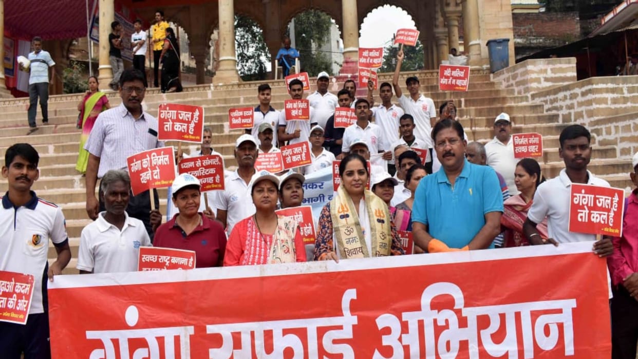 BJP leader launched cleaning campaign on the banks of Ganga, warned people about the dangers of polythene