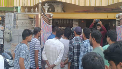 Gorakhpur Double Murder: धारदार हथियार से रेती गर्दन, खून से लथपथ मिले शव; चिलुआताल में मचा हड़कंप Two people were murdered in Chiluatal area of Gorakhpur