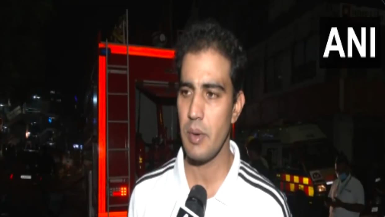 Surat Fire Updates Gujarat City lite Saloon fire accident fire tenders extinguishers news in Hindi