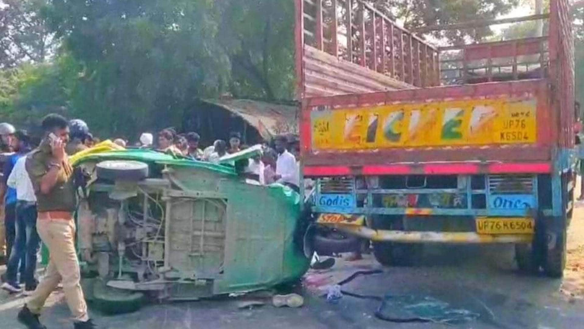road accident in Hardoi, 11 people died, four people injured
