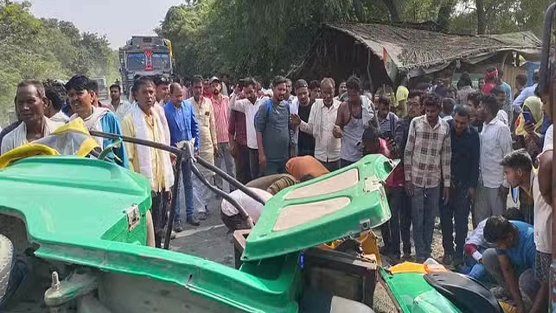 road accident in Hardoi, 11 people died, four people injured