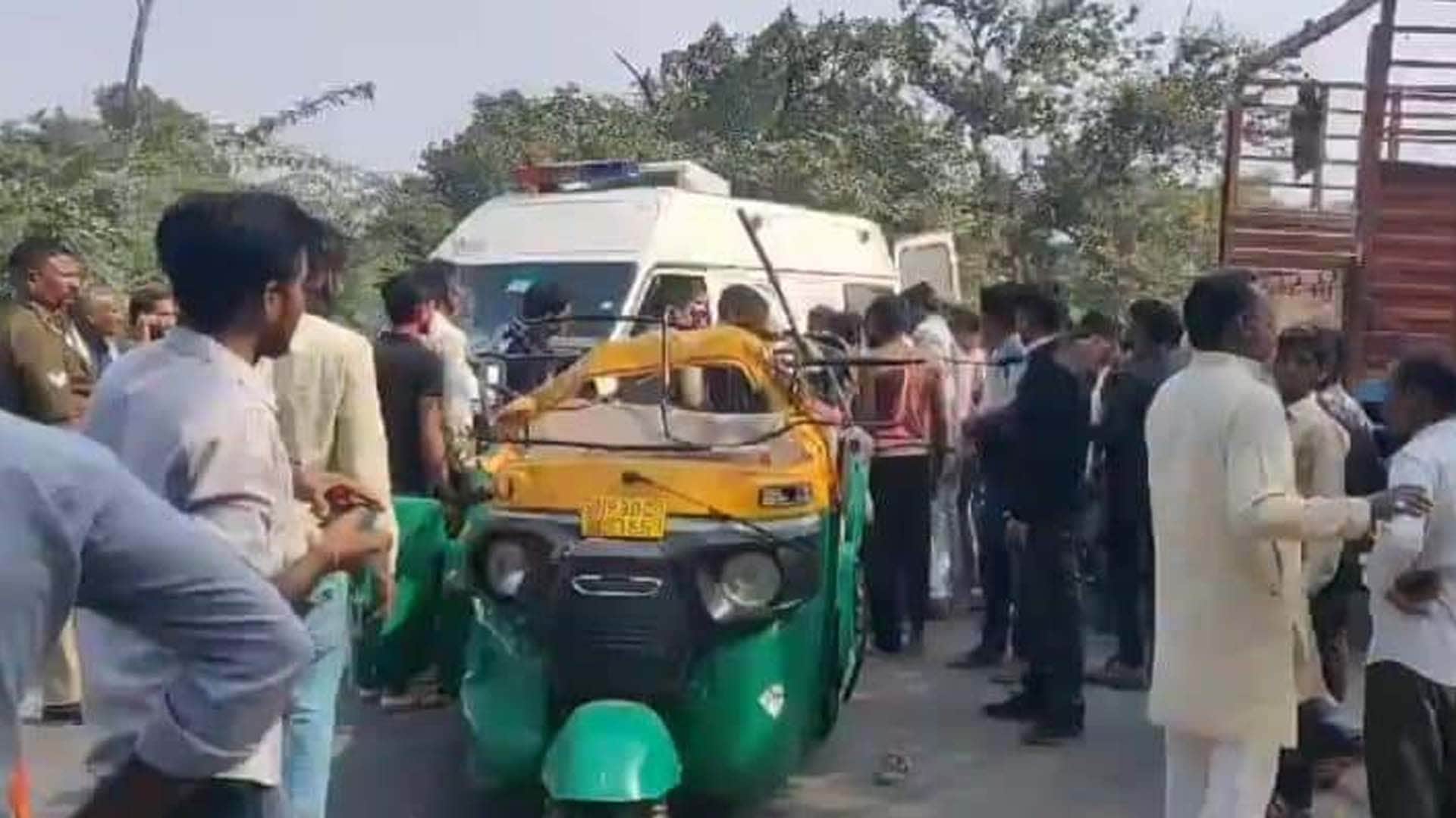 road accident in Hardoi, 11 people died, four people injured