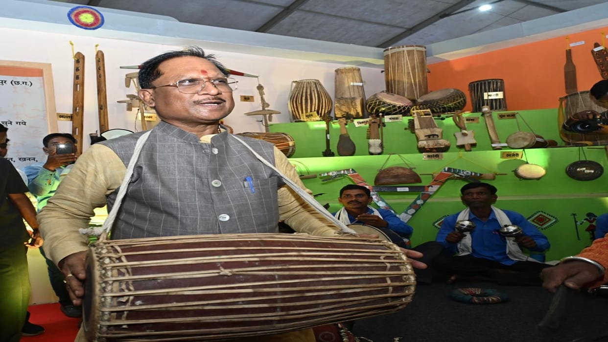 CM Vishnu Deo Sai danced with the artist while playing the Mandar in chhattisgarh