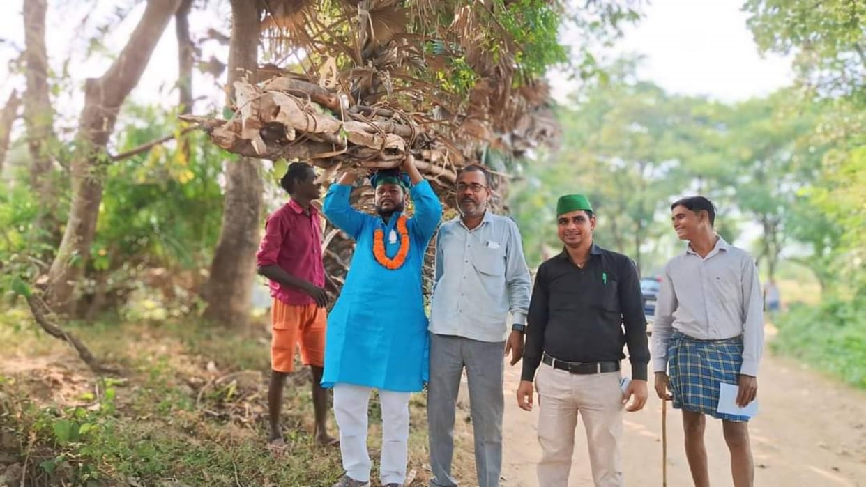 Imamganj Assembly Bypoll: RJD candidate Roshan Manjhi carried bundle of firewood on his head