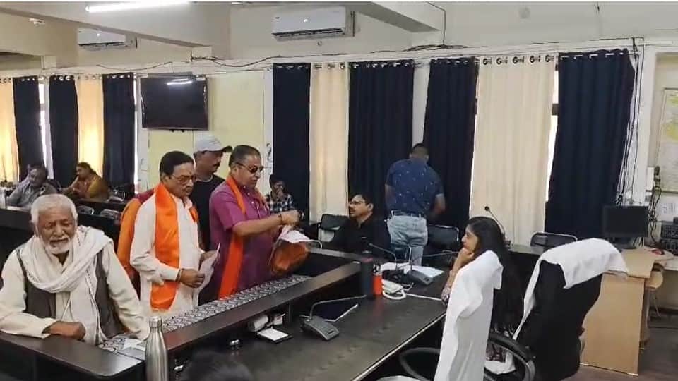 ज्ञापन सौंपते हुए