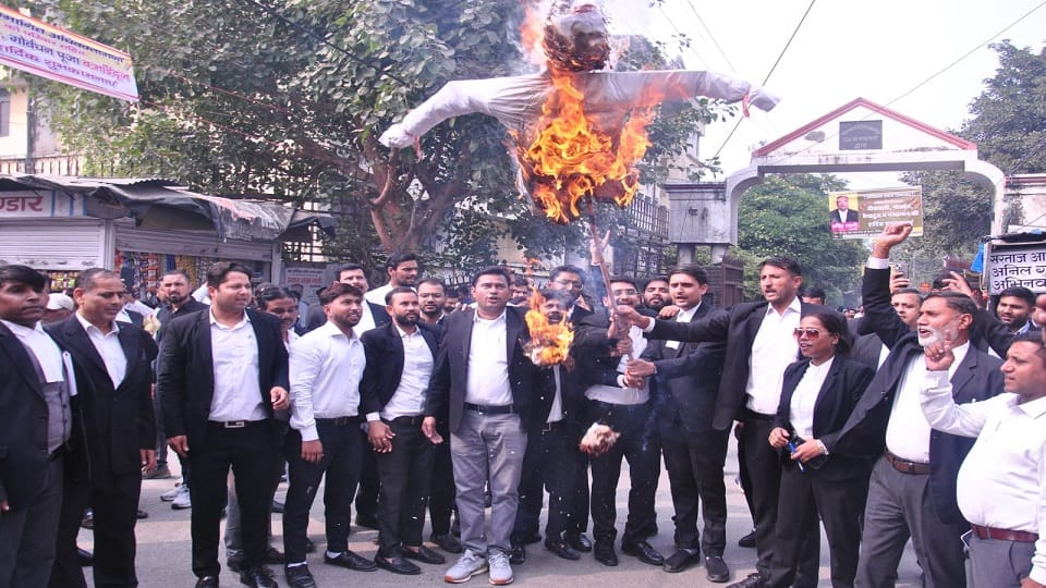 Meerut: Factionalism among lawyers regarding Ghaziabad case, effigy of Meerut Bar Association president burnt