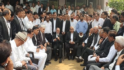 Meerut: Factionalism among lawyers regarding Ghaziabad case, effigy of Meerut Bar Association president burnt