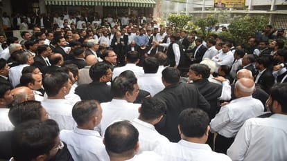 Meerut: Factionalism among lawyers regarding Ghaziabad case, effigy of Meerut Bar Association president burnt