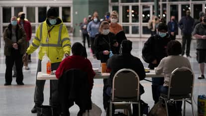 अमेरिका में मतदान को लेकर लगी कतार