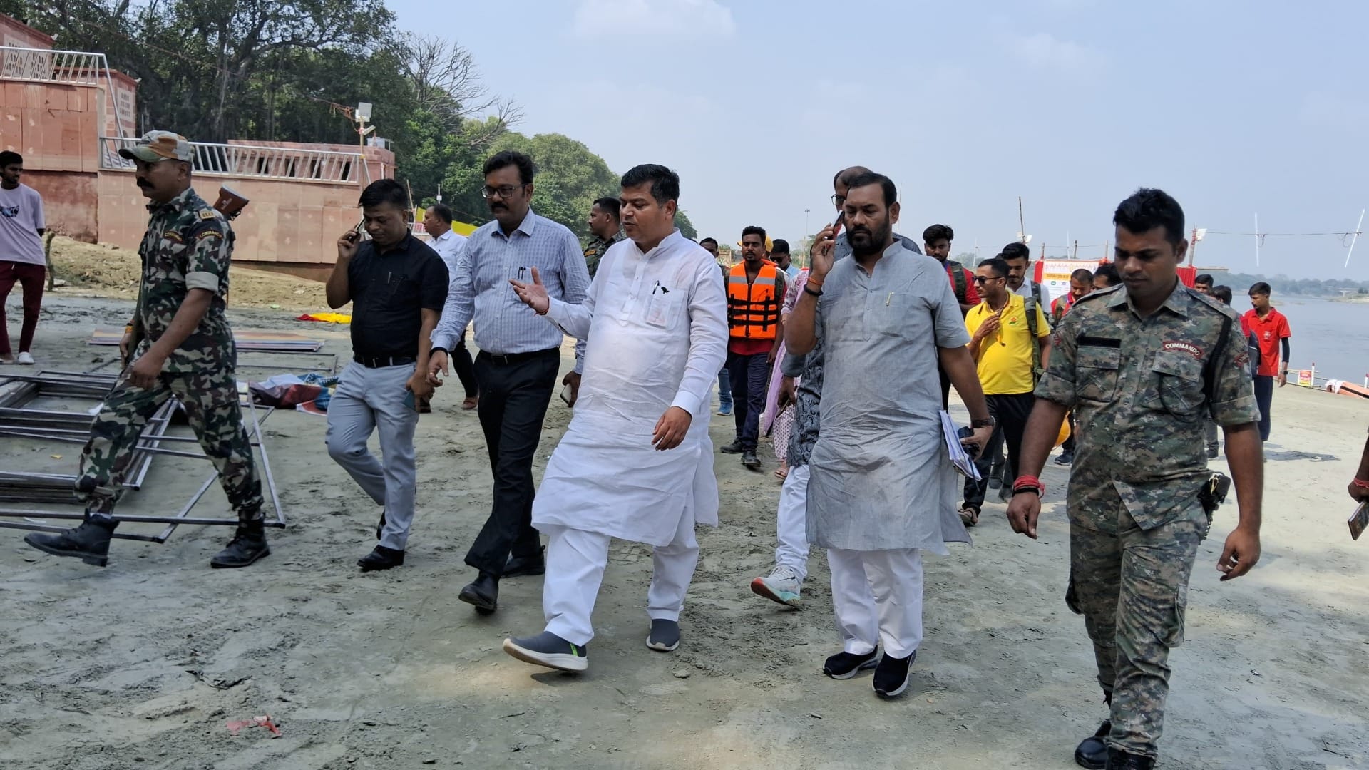 Muzaffarpur News: Union Minister Rajbhushan Chaudhary Nishad inspected Chhath Ghat by boarding a boat