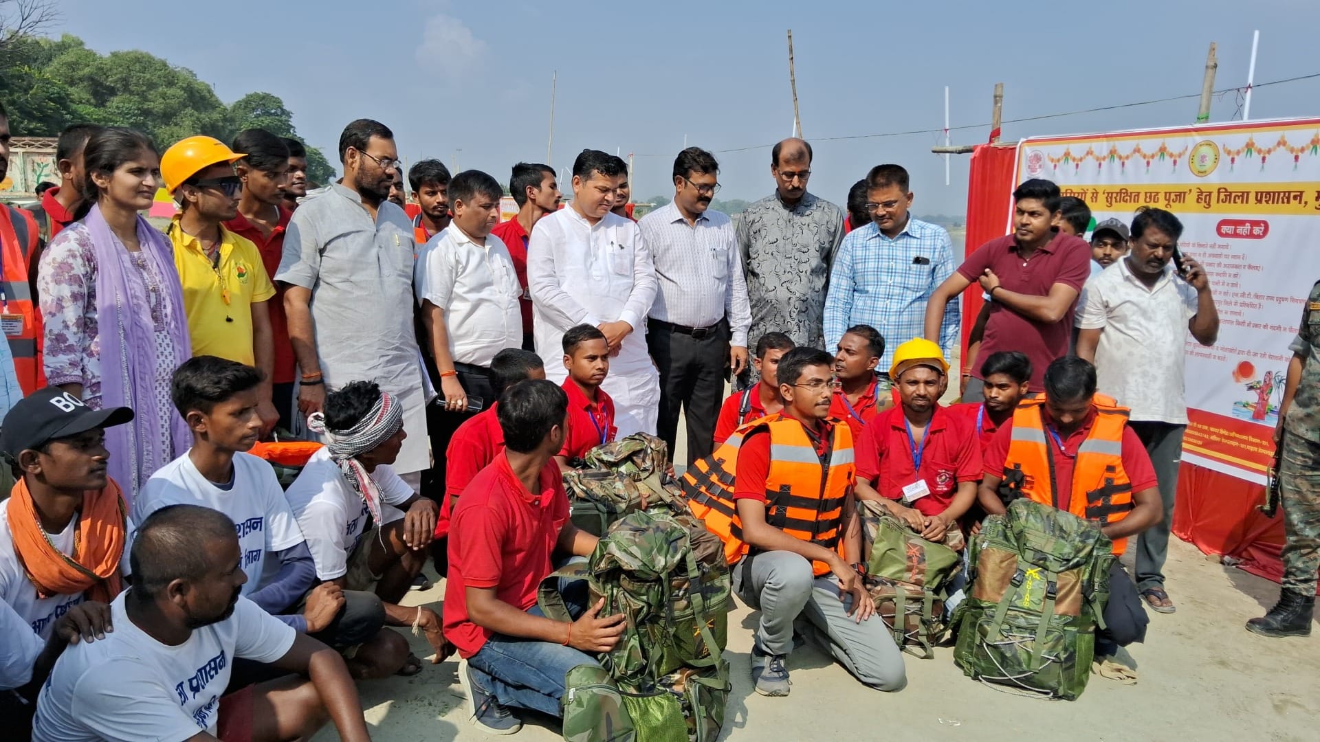 Muzaffarpur News: Union Minister Rajbhushan Chaudhary Nishad inspected Chhath Ghat by boarding a boat