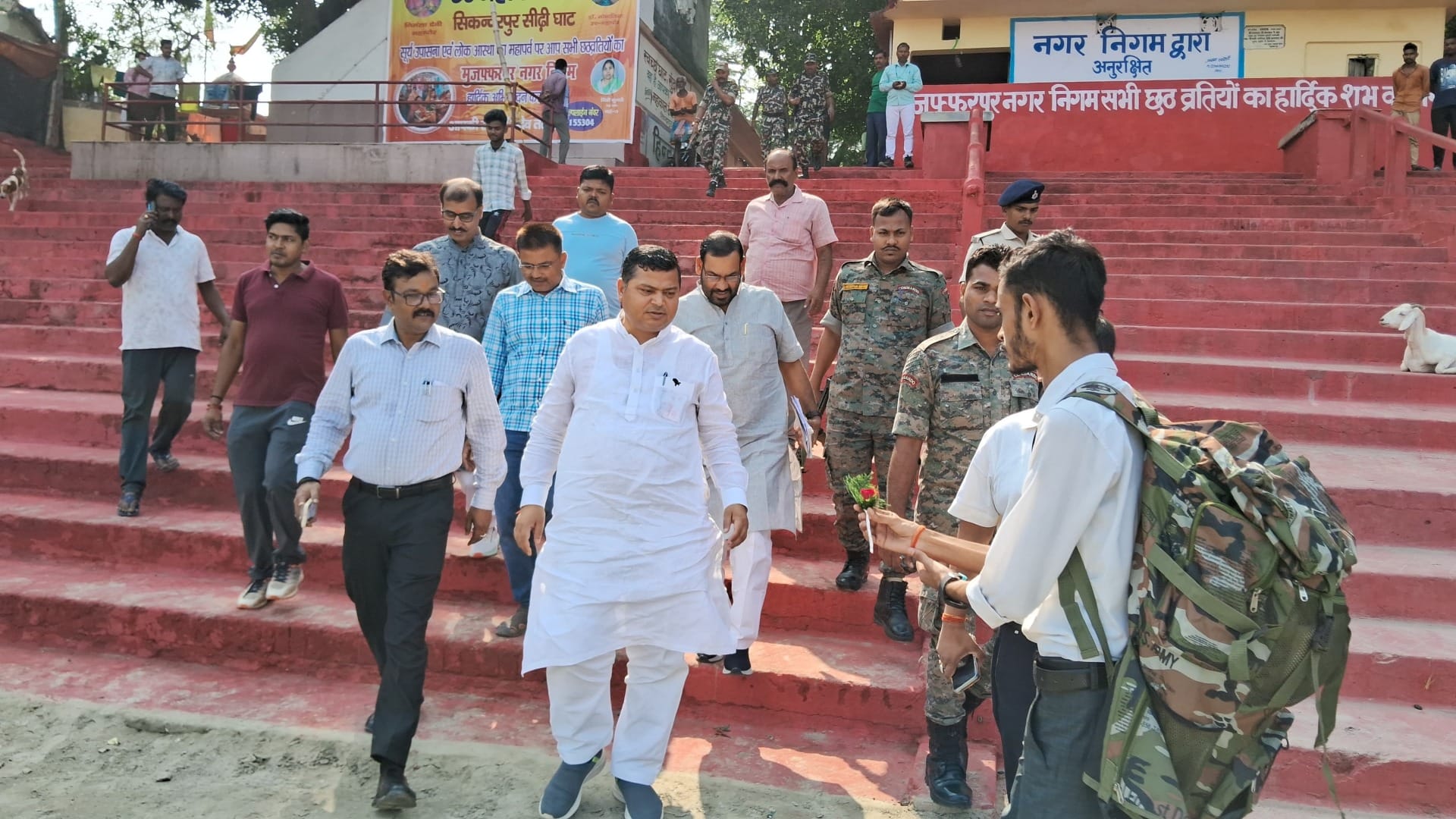 Muzaffarpur News: Union Minister Rajbhushan Chaudhary Nishad inspected Chhath Ghat by boarding a boat