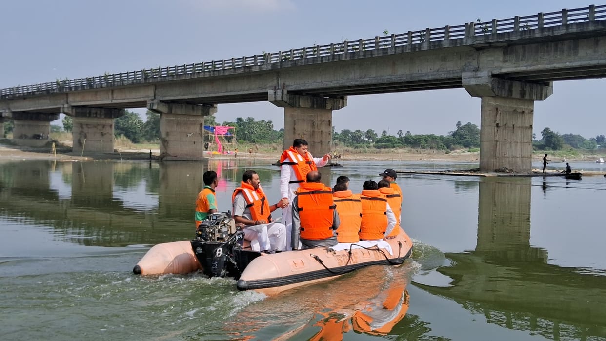 Muzaffarpur News: Union Minister Rajbhushan Chaudhary Nishad inspected Chhath Ghat by boarding a boat