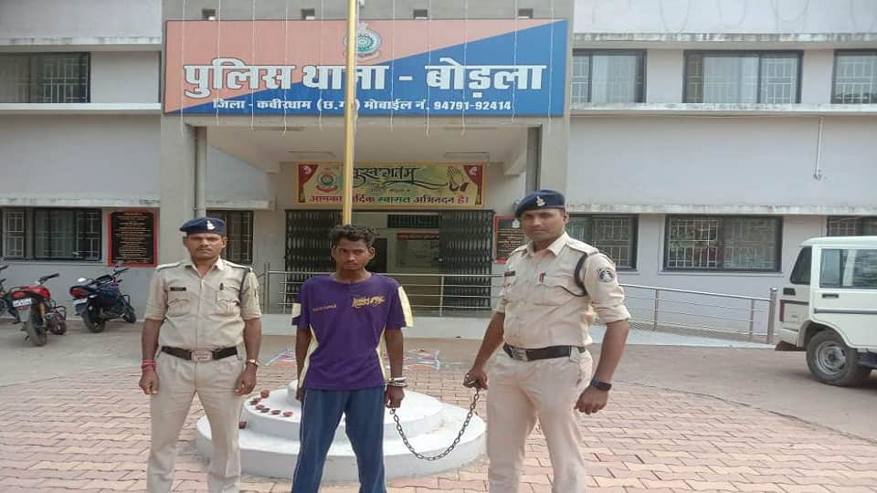पुलिस की गिरफ्त में आरोपी