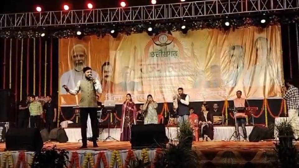 Padma Shri Anuj Sharma gave a presentation in Chhattisgarh State Foundation Day program