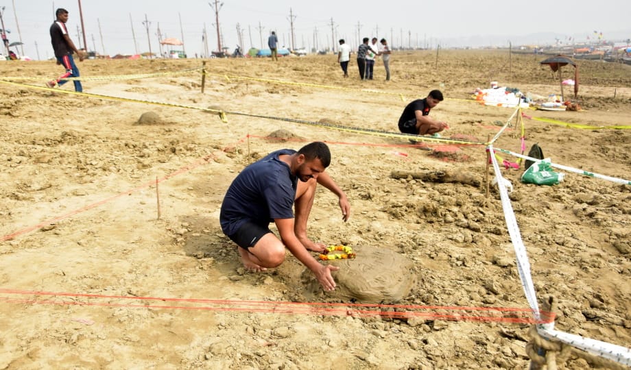Tomorrow the first Arghya will be offered to the setting sun, Chhath festival scattered on the market and ghat