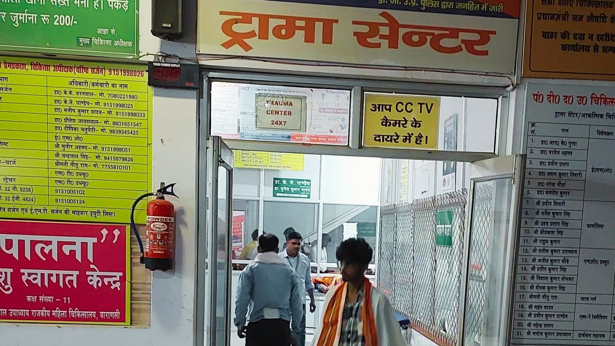Doctors and employees beaten up in trauma centre of district hospital varanasi