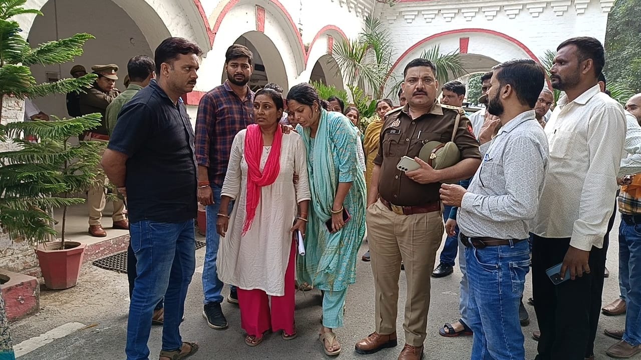 Bareilly Murder Case Victim family members blocked Bisalpur road in Bareilly