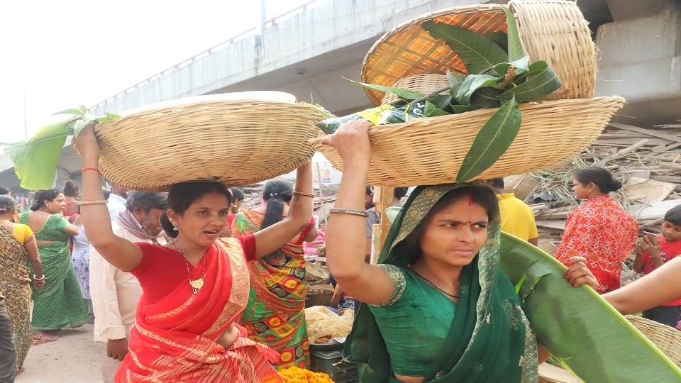 Chhath: Devotees performed Kharna, will offer Arghya to the setting sun today