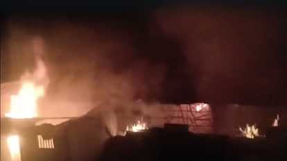 Jhansi : शॉर्ट सर्किट से बड़ा बाजार के तीन मंजिला किराना स्टोर में लगी भीषण आग, धूं-धूं कर जला सामान Jhansi: Short circuit causes massive fire in three-storey market of Bada Bazaar.