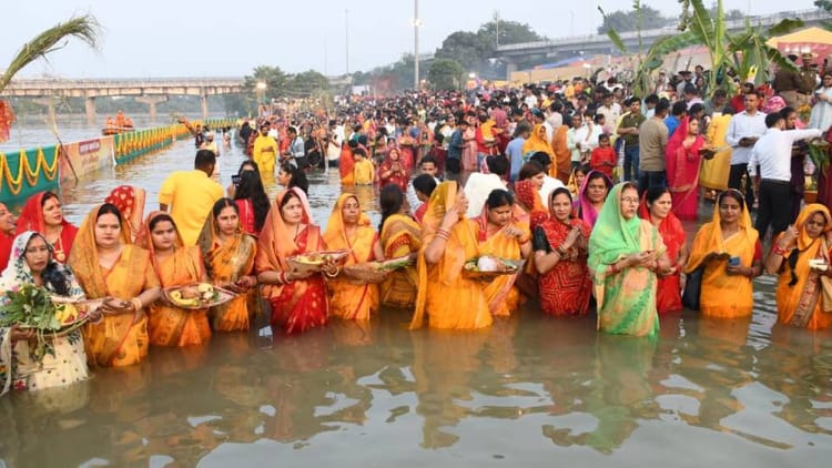 यूपी – छठ पूजा: आस्था और भक्ति के साथ डूबते हुए सूर्य को दिया अर्घ्य, संतान प्राप्ति और लंबी उम्र की कामना की – INA