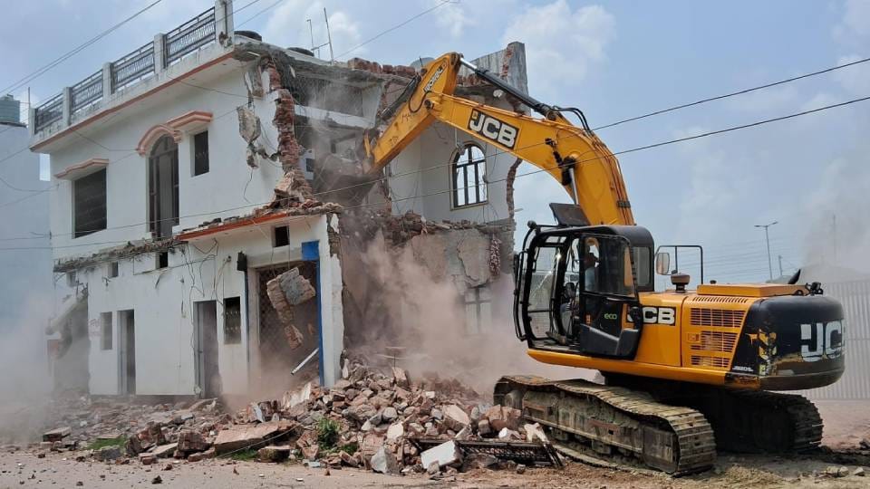case has been filed against land mafia in city against Nagar Palika's Na Go Jul Studio in Banda
