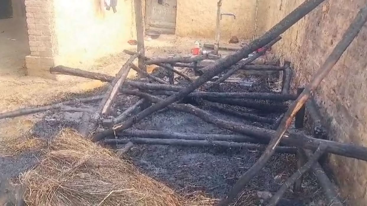 Revenge for burning crackers on Diwali: Neighbor poured petrol and burnt the roof, father and daughter burnt.