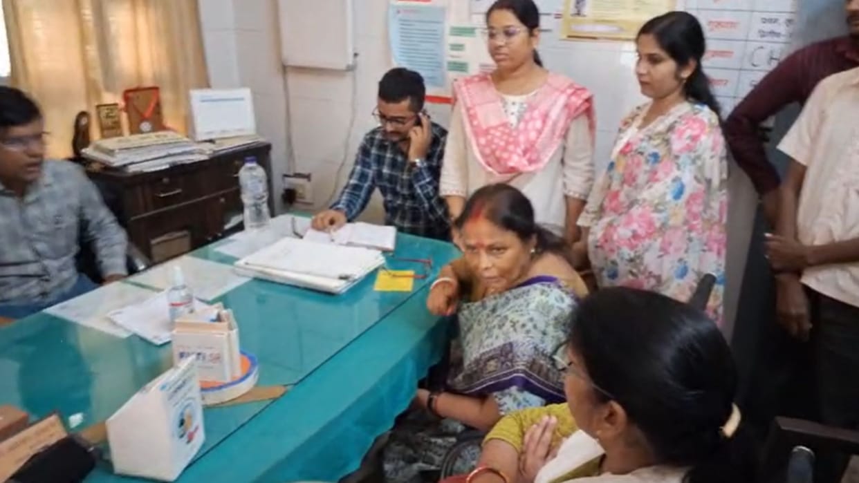 Member of Women Commission inspected Duddhi CHC got angry after seeing the dirt