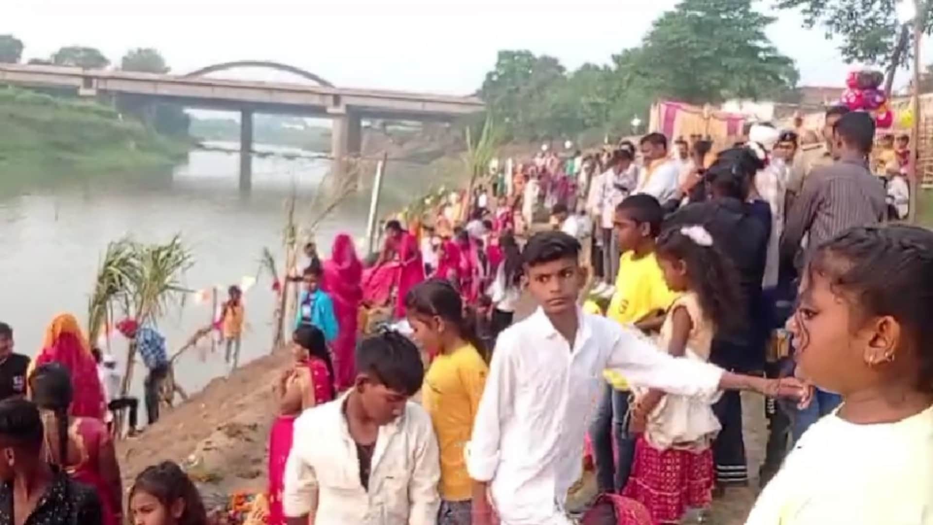 Chhath Festival Celebrated with Devotion in Bihar Devotees Offer Arghya to Setting Sun Sandhya Arghya
