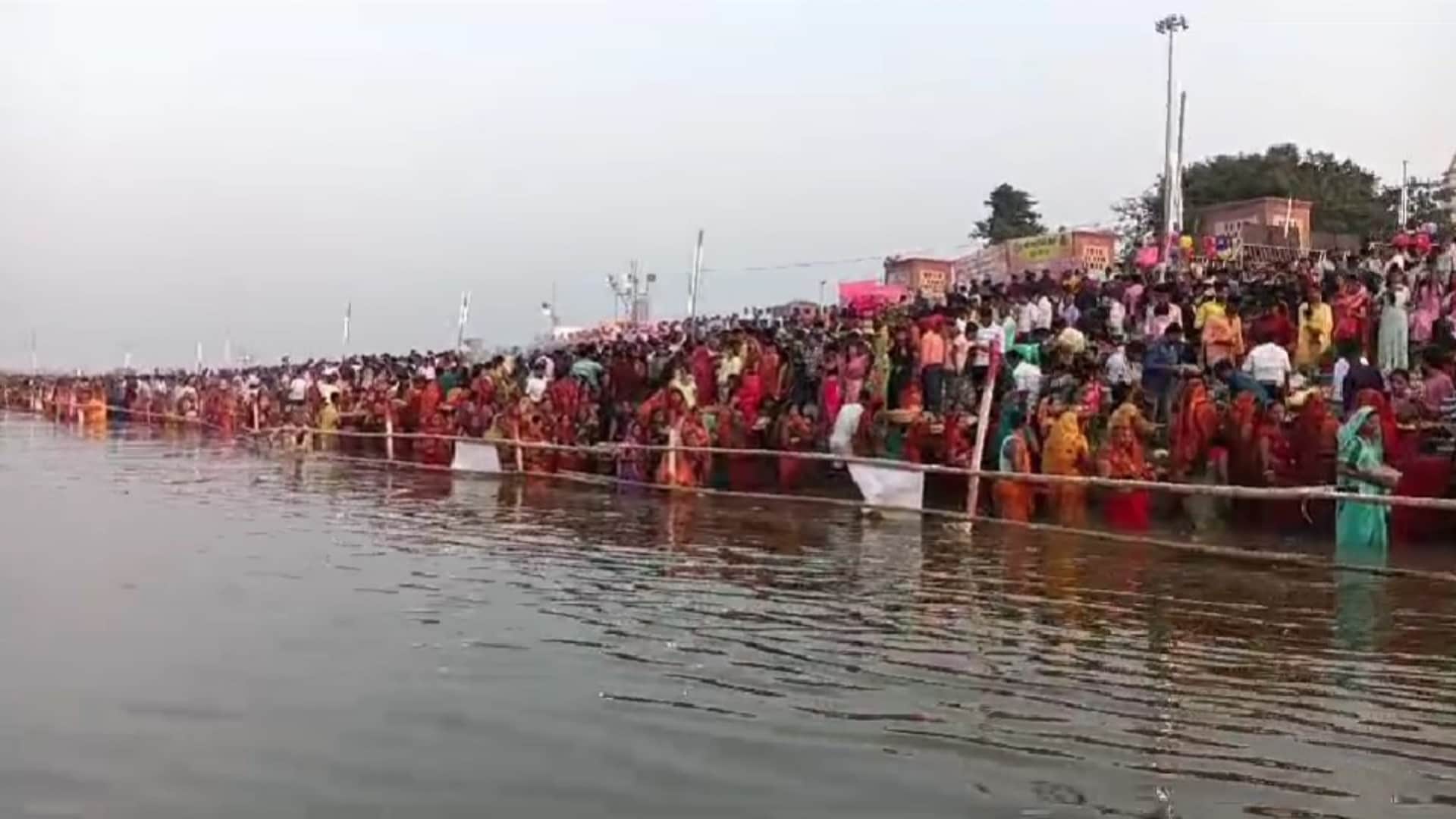 Chhath Festival Celebrated with Devotion in Bihar Devotees Offer Arghya to Setting Sun Sandhya Arghya