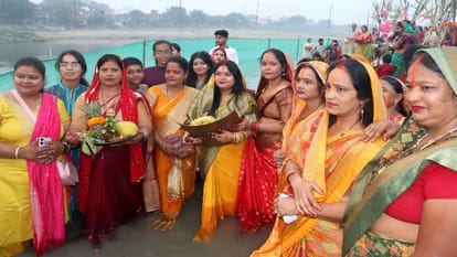 Chhath Puja women offered prayers to the setting sun In Shahjahanpur