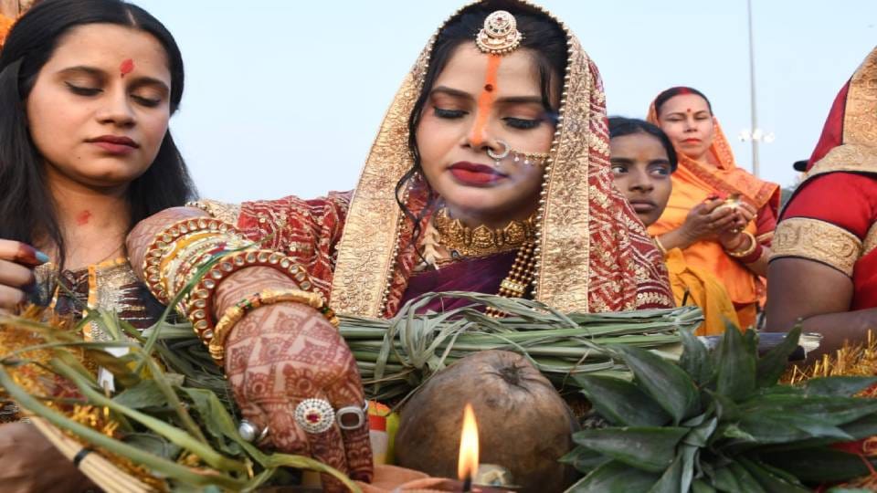 Arghya was offered to setting sun with faith and devotion On third day of Chhath festival in Lucknow
