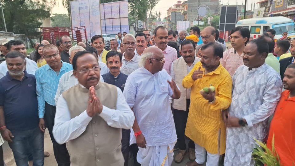 Chhath Puja 2024 Lakhs of devotees including the Agriculture Minister offered prayers to setting sun