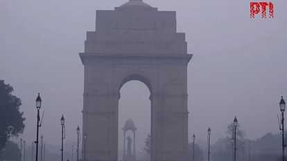 Thick layer of smog covers parts of Delhi as AQI dips further