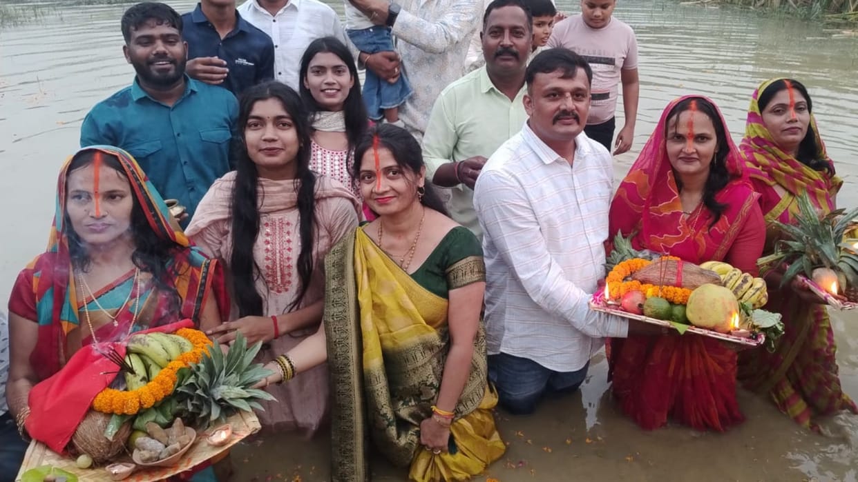 Excitement of Chhath festival 5500 fasting women offered water to the setting sun at 21 ghats