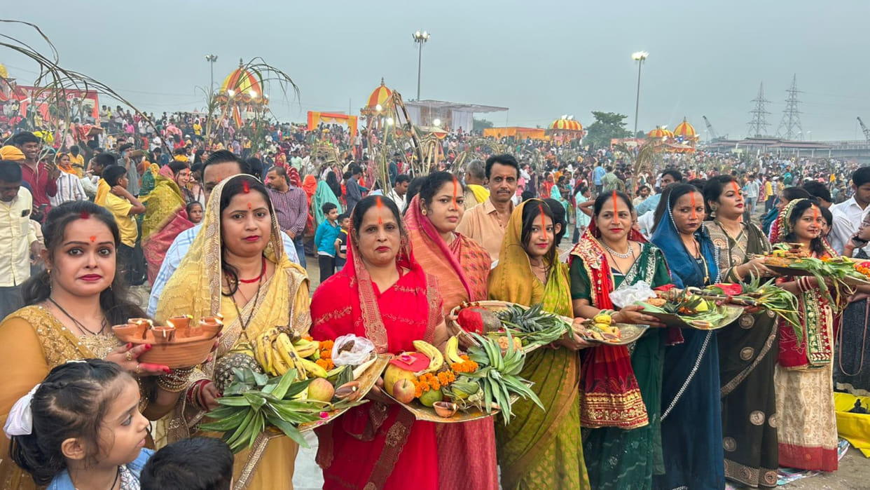 Fasting women offered Arghya to the setting sun at various ghats of Gorakhpur.