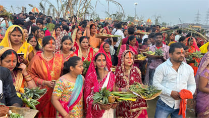 Fasting women offered Arghya to the setting sun at various ghats of Gorakhpur.